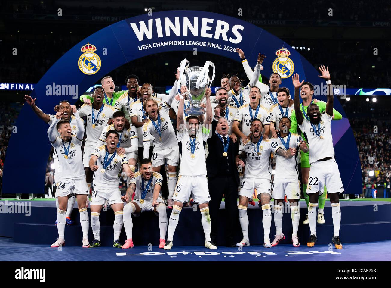 London, Vereinigtes Königreich. 1. Juni 2024. Nacho von Real Madrid CF hebt die Trophäe ab, als Teamkollegen und Carlo Ancelotti, Cheftrainer von Real Madrid CF, während der Preisverleihung nach dem Finale der UEFA Champions League zwischen Borussia Dortmund und Real Madrid CF feiern. Quelle: Nicolò Campo/Alamy Live News Stockfoto