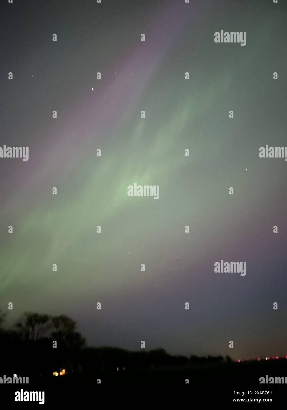 Dies ist das Northern Lights Event im Mai 2024, die Bilder wurden auf der Lake St. aufgenommen Clair in Harrison Township (Nordosten von Detroit), Michigan. Stockfoto