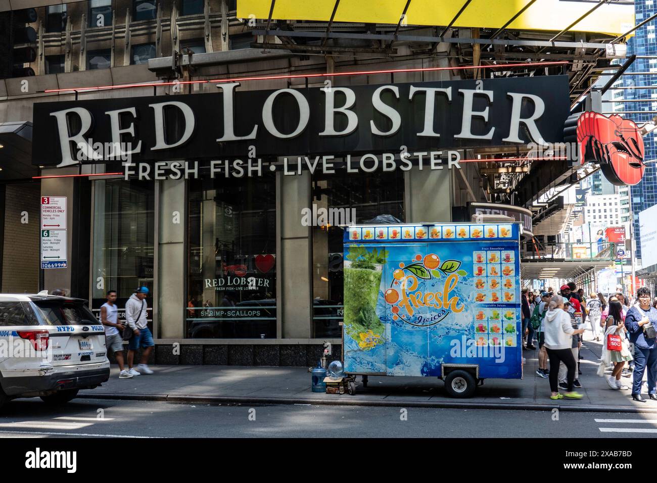 Red Lobster Restaurant Times Square bietet frischen Fisch und lebenden Hummer, New York City, USA 2024 Stockfoto