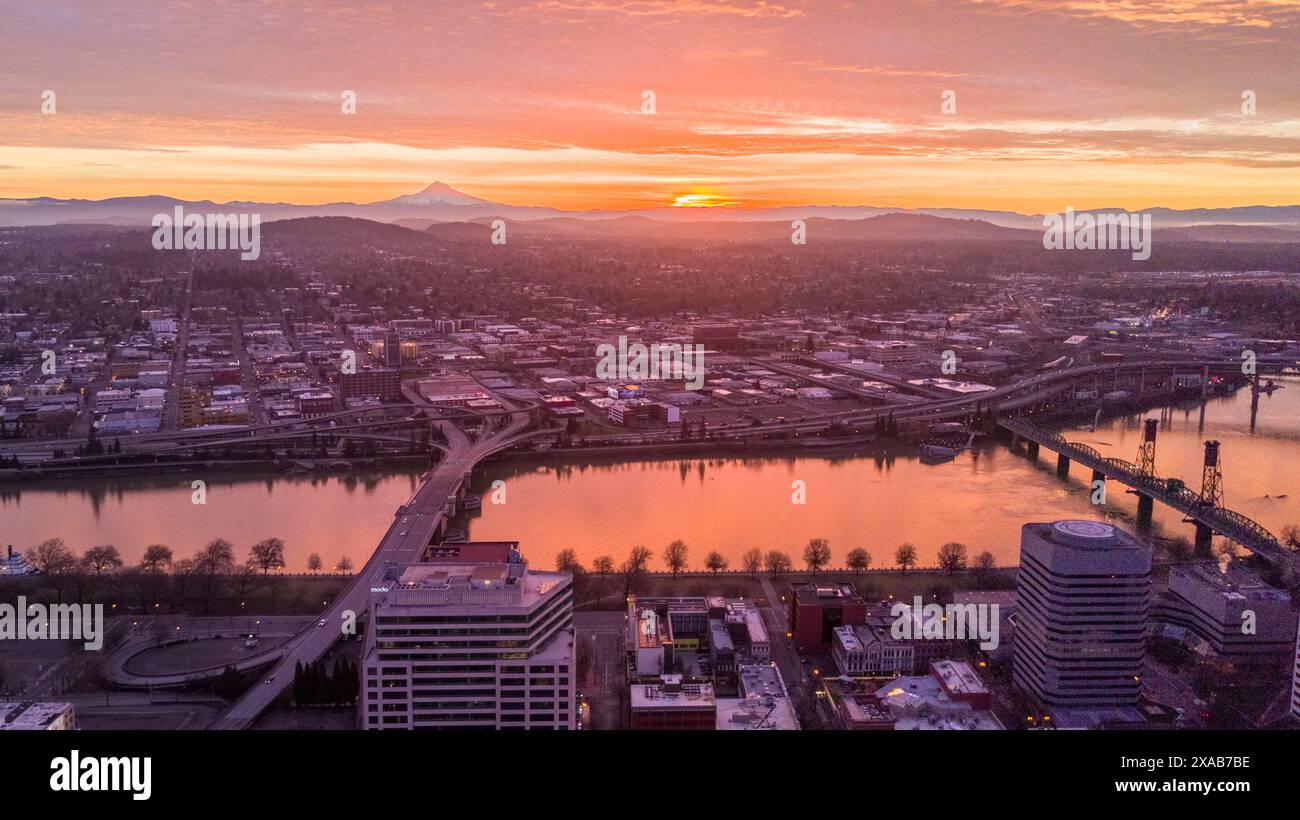 Die Sonne geht über Portland, Oregon, mit dem Willamette River und den Cascadia Mountains auf Stockfoto