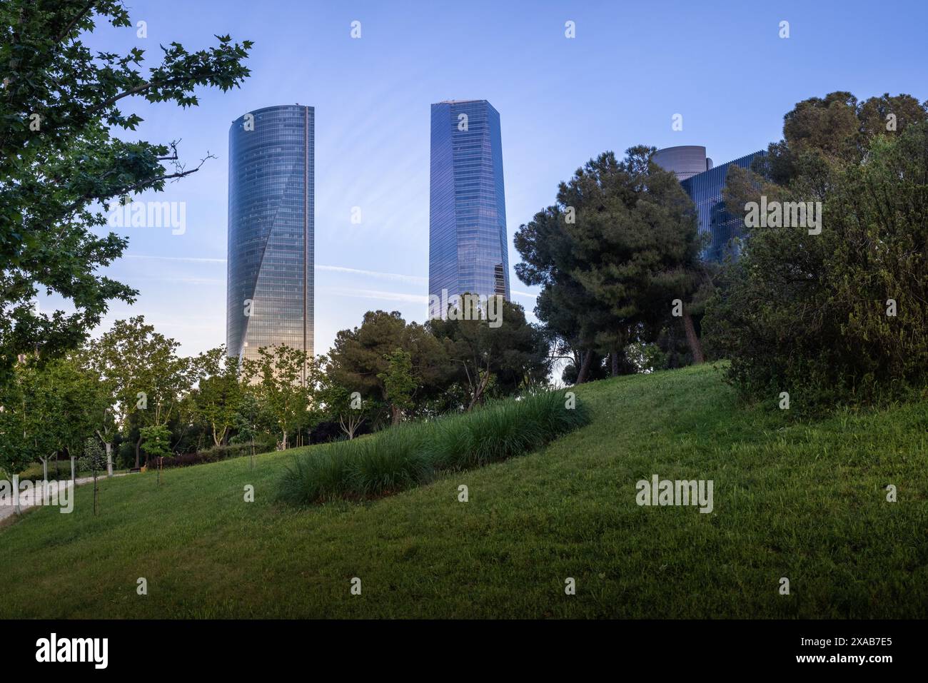 Blick auf ein modernes Bürogebäude im Finanzzentrum von Madrid, umgeben von Natur. Konzept für nachhaltiges Wachstum, Nachhaltigkeit und Dekarboniza Stockfoto