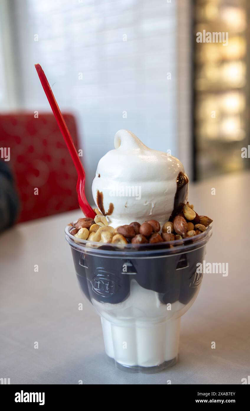 Ein heißer Fudge-Eisbecher von Dairy Queen. Stockfoto
