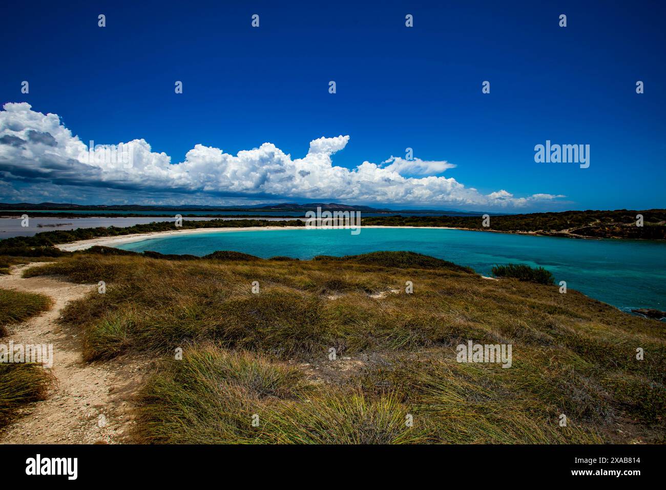 Playa Sucia Circular Beach mit dem Hintergrund von Puerto Ricos üppiger tropischer Küste und Bergen. Stockfoto