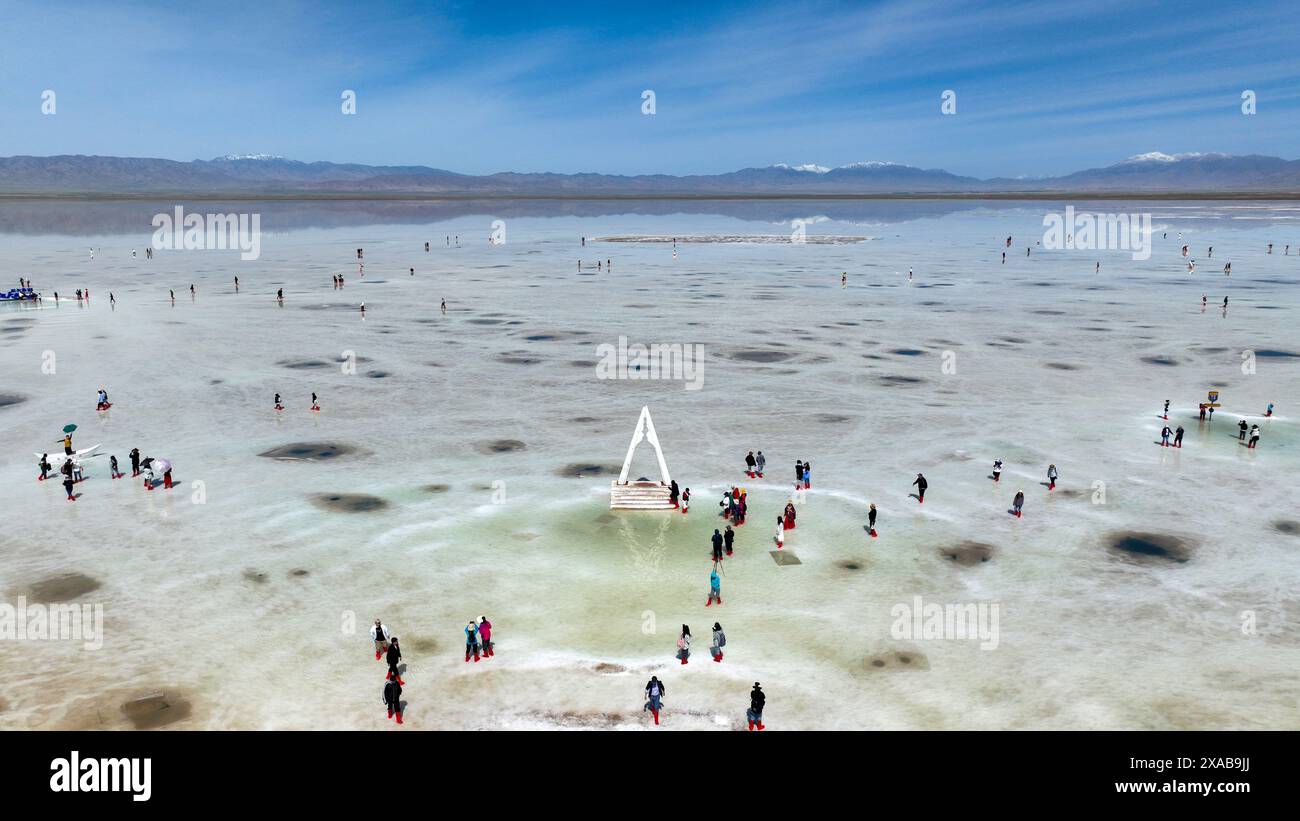 HAIXI, CHINA - 5. JUNI 2024 - Touristen besuchen den malerischen Caka Salt Lake im Wulan County, der mongolischen und tibetischen Präfektur Haixi, im Nordwesten Chinas Stockfoto