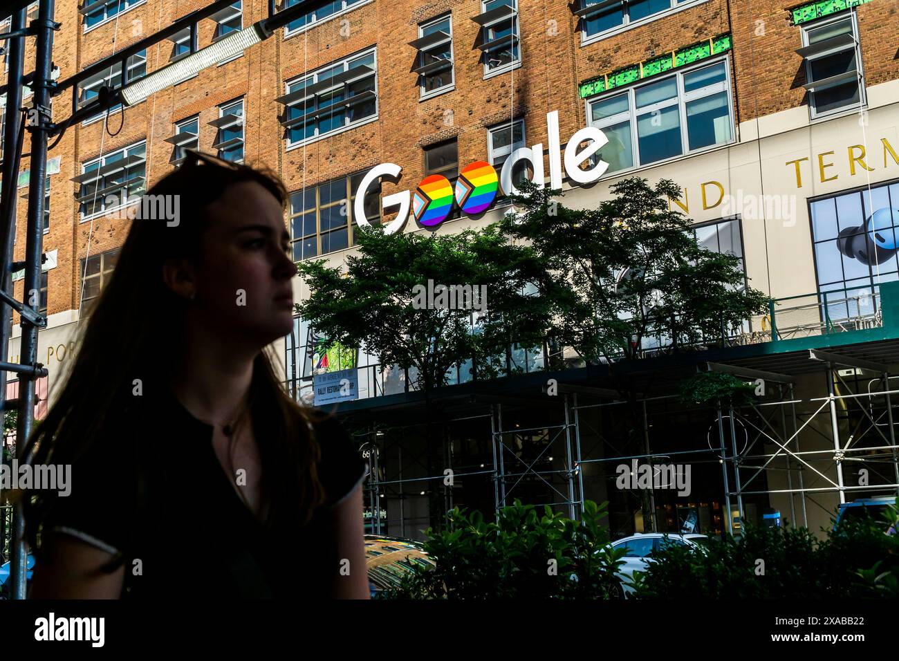 Die „Doppel-O's“ des Google-Logos auf ihrem Gebäude in der 111 Eighth Avenue in New York sind in den Regenbogenfarben der Progress-Stolz-Flagge zu Ehren des Gay Pride Day verziert, der am Sonntag, den 26. Mai 2024, vor Juni, zu sehen war. Homosexueller Stolz Monat. (© Richard B. Levine) Stockfoto