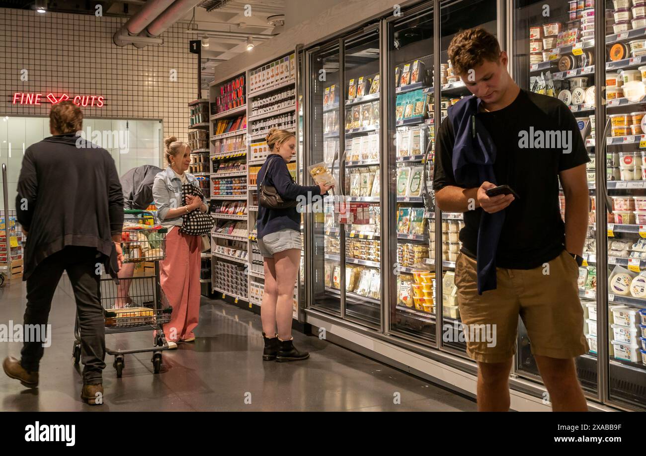 Shopping in einem Whole Foods Market Supermarkt in New York am Donnerstag, den 30. Mai 2024. (© Richard B. Levine) Stockfoto