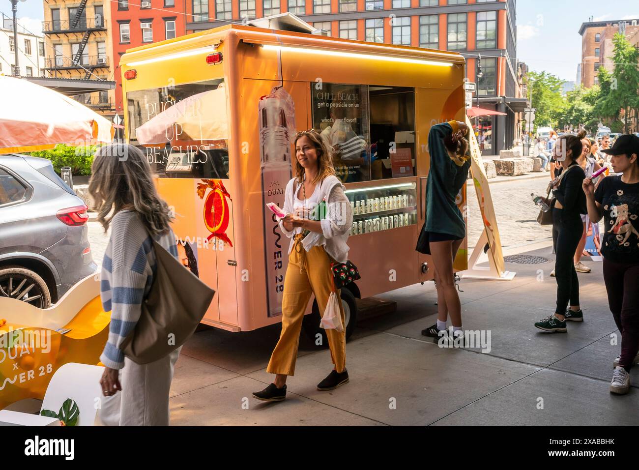 Gen Z’ers strömen am Freitag, den 31. Mai 2024, zur Markenaktivierung des Ouai X Tower 28 im Meatpacking District in New York. Die Firma verteilte Eis, um ihre Lippengelee-Linie zu bewerben. (© Richard B. Levine) Stockfoto