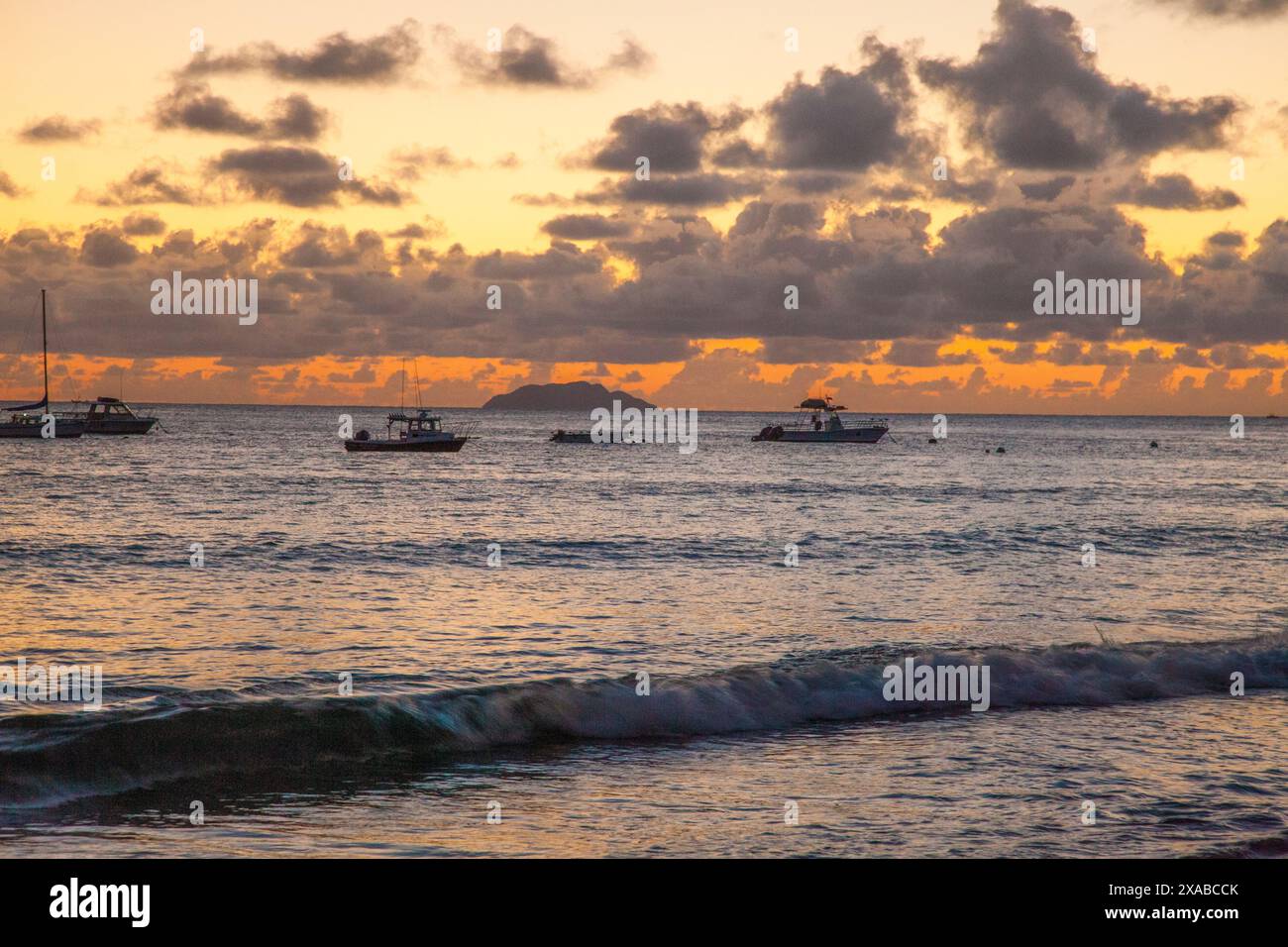 Rincón Beach in Puerto Rico, ein himmlisches tropisches Paradies mit kristallklarem Wasser, Sandstränden und üppiger Küstenvegetation und malerischem Atlant Stockfoto