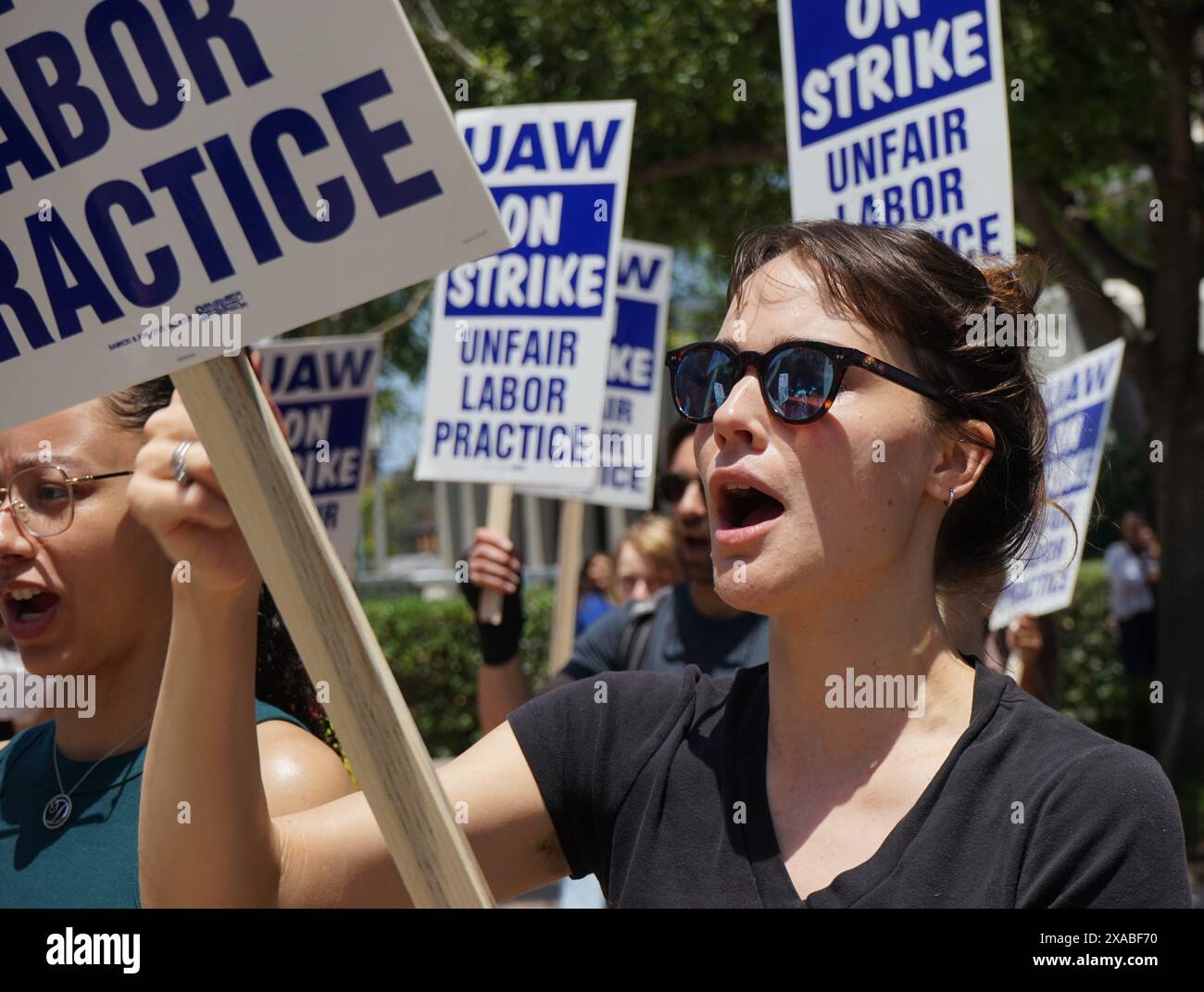 Orange County, USA. Juni 2024. Am 5. Juni 2024 protestierte ein Wissenschaftler an der University of California (UC), Irvine im Orange County, Kalifornien, USA. Akademische Mitarbeiter der University of California (UC), Irvine, haben ihren Job am Mittwoch verlassen und sich ihren Kollegen an anderen Standorten des UC-Systems angeschlossen, um als Reaktion auf den Umgang der Universität mit propalästinensischen Protesten zu streiken. Quelle: Zeng Hui/Xinhua/Alamy Live News Stockfoto