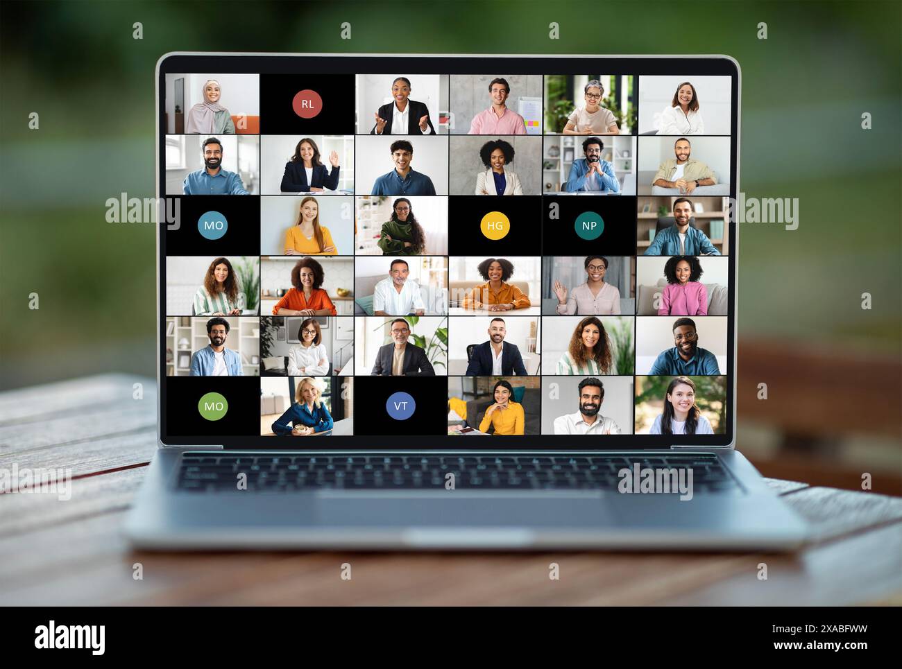 Laptop, auf dem die Gruppe von Personen angezeigt wird, hat Videochat Stockfoto