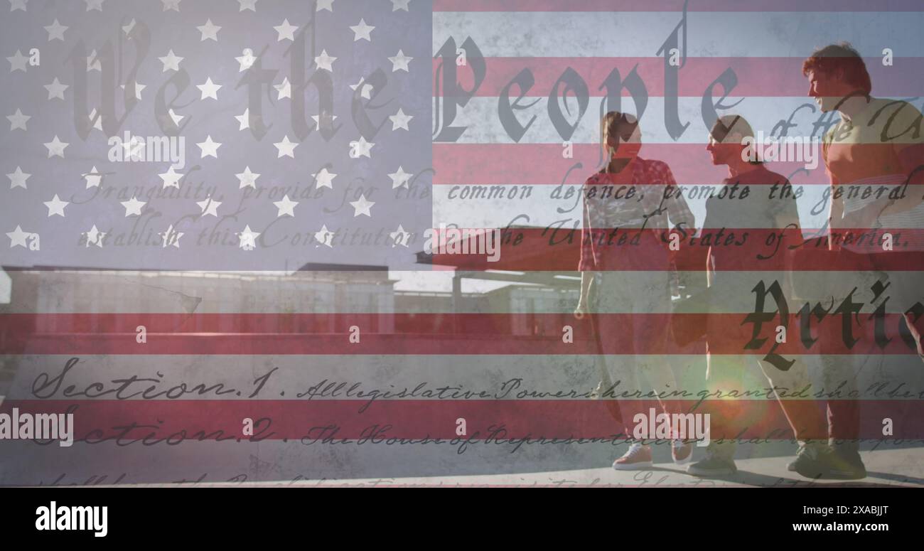 Bild der Flagge der vereinigten staaten von amerika über glücklichen Freunden am Strand Stockfoto