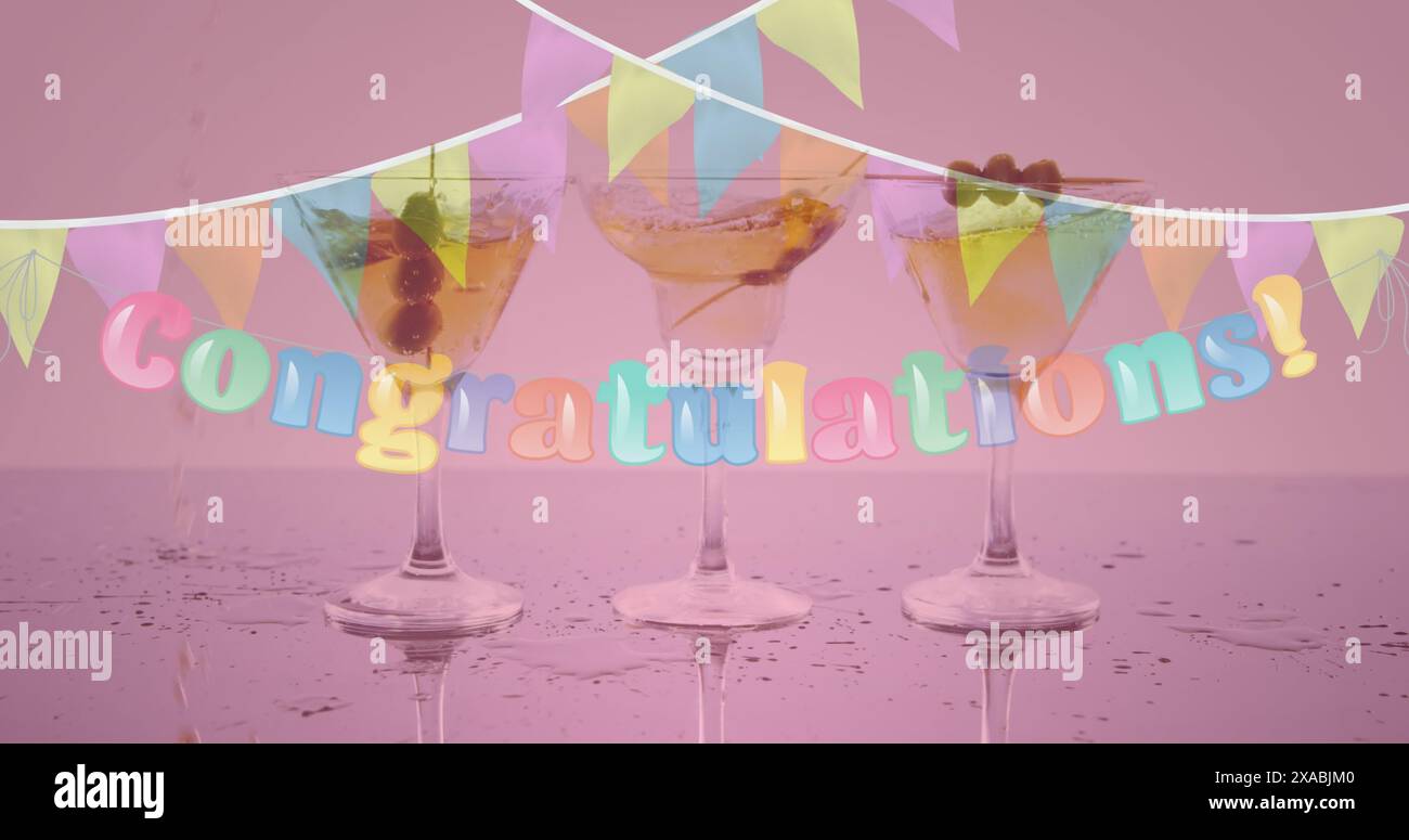 Bild des Glückwunschtextes und der Verpammung über drei Cocktailgläsern auf rosafarbenem Hintergrund Stockfoto