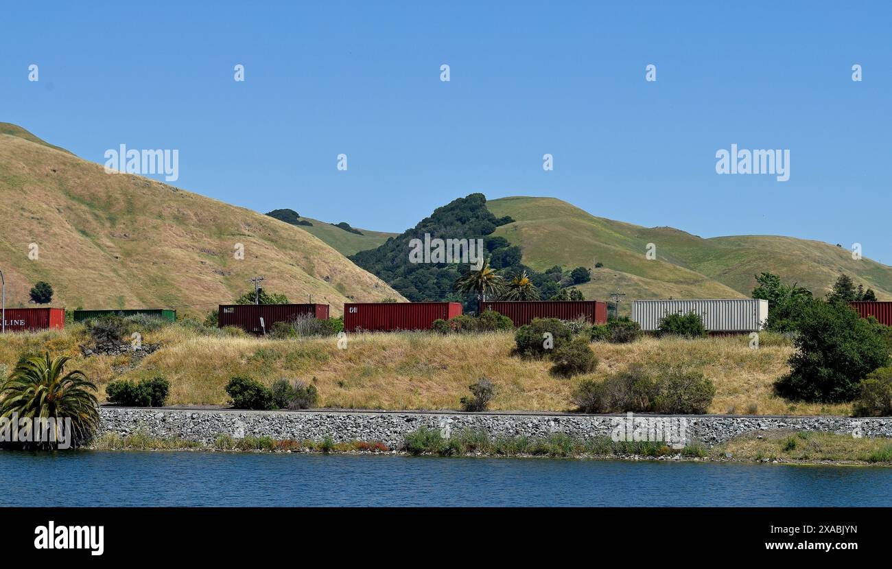 Güterzugwagen neben dem Alameda Creek in Kalifornien Stockfoto