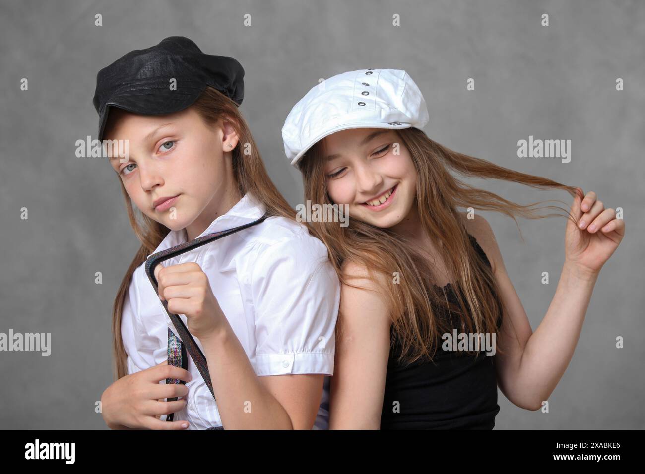 Portrait zwei coole Mädchen auf grauem Hintergrund Stockfoto