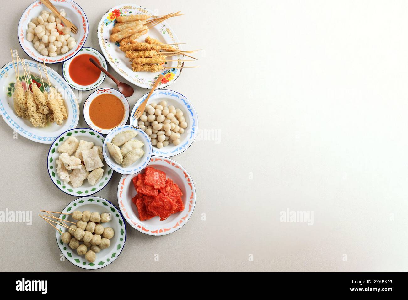 Top View verschiedene ACI-Snacks aus bandung, Indonesien. Beliebtes Street Food. Cilok, Cilor, Cipuk, Cireng, Cimol, Cilung, Cilok Goreng mit Gewürz und Peanu Stockfoto