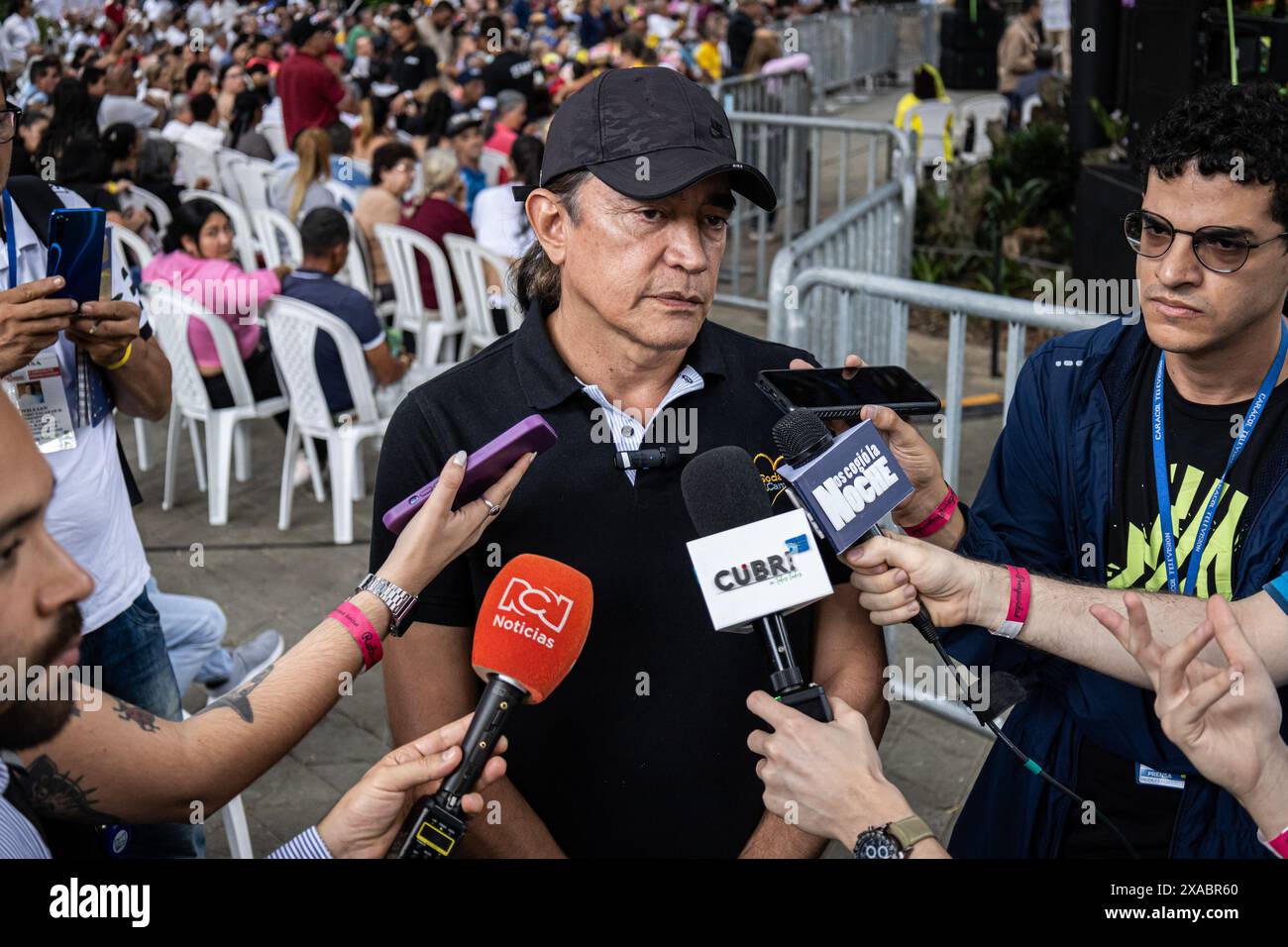 Bogota, Kolumbien. 30. Mai 2024. Gustavo Bolivar, Kolumbiens Direktor für sozialen Wohlstand, spricht während des offiziellen Besuchs des kolumbianischen Präsidenten Gustavo Petro in Medellin, Kolumbien, am 30. Mai 2024 vor den Medien. Foto: Juan J. Eraso/Long Visual Press Credit: Long Visual Press/Alamy Live News Stockfoto