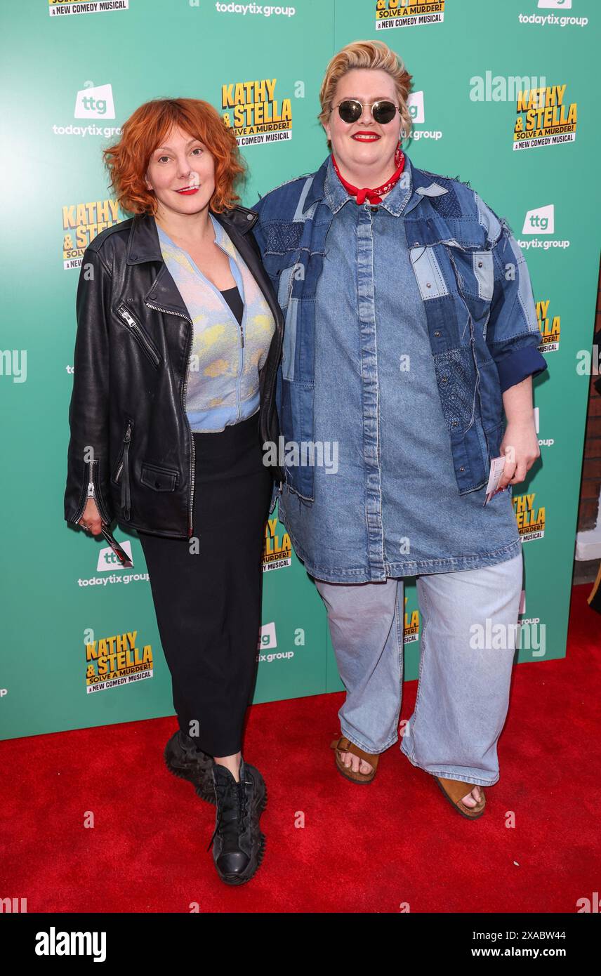 London, Großbritannien. Juni 2024. Sophie Willan und Jayde Adams sahen bei der Presseveranstaltung für "Kathy und Stella lösen einen Mord!" Im Ambassadors Theatre in London. Quelle: SOPA Images Limited/Alamy Live News Stockfoto