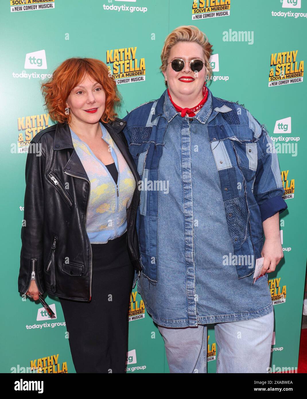 London, Großbritannien. Juni 2024. Sophie Willan und Jayde Adams sahen bei der Presseveranstaltung für "Kathy und Stella lösen einen Mord!" Im Ambassadors Theatre in London. (Foto: Brett Cove/SOPA Images/SIPA USA) Credit: SIPA USA/Alamy Live News Stockfoto