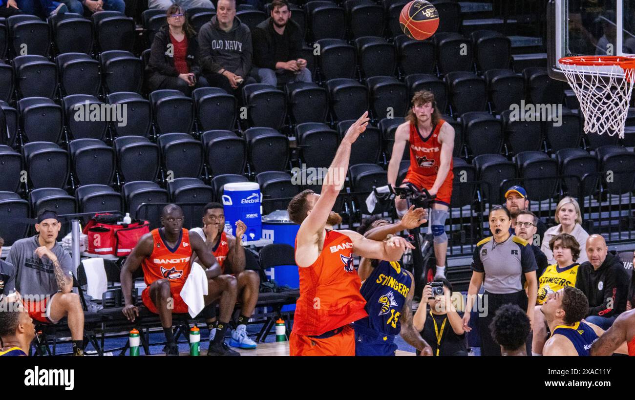 James Karnick (13) gewinnt im CEBL-Spiel 2024 beim Heimauftakt gegen die Vancouver Bandits mit 2 Punkten über Edmonton (g) Jacobs Evans III. Vancouver Bandits (4-1) 93 - 91 Edmonton Stingers (4-1) Ort: Edmonton Expo Centre, Edmonton ab, Kanada - 4. Juni 2024 16:00 Uhr Edmonton erlitt ihre erste Niederlage der Saison gegen die Vancouver Bandits 93-91 und brachte die Stinger in einem Zweiwegestreit um den ersten Platz. Edmonton Stinger Davion Warren führte alle Torschützen mit 23 Punkten an und ist derzeit der 7. Platz in der Liga. (Foto: Ron Palmer/SOPA Images/SIPA USA) Stockfoto