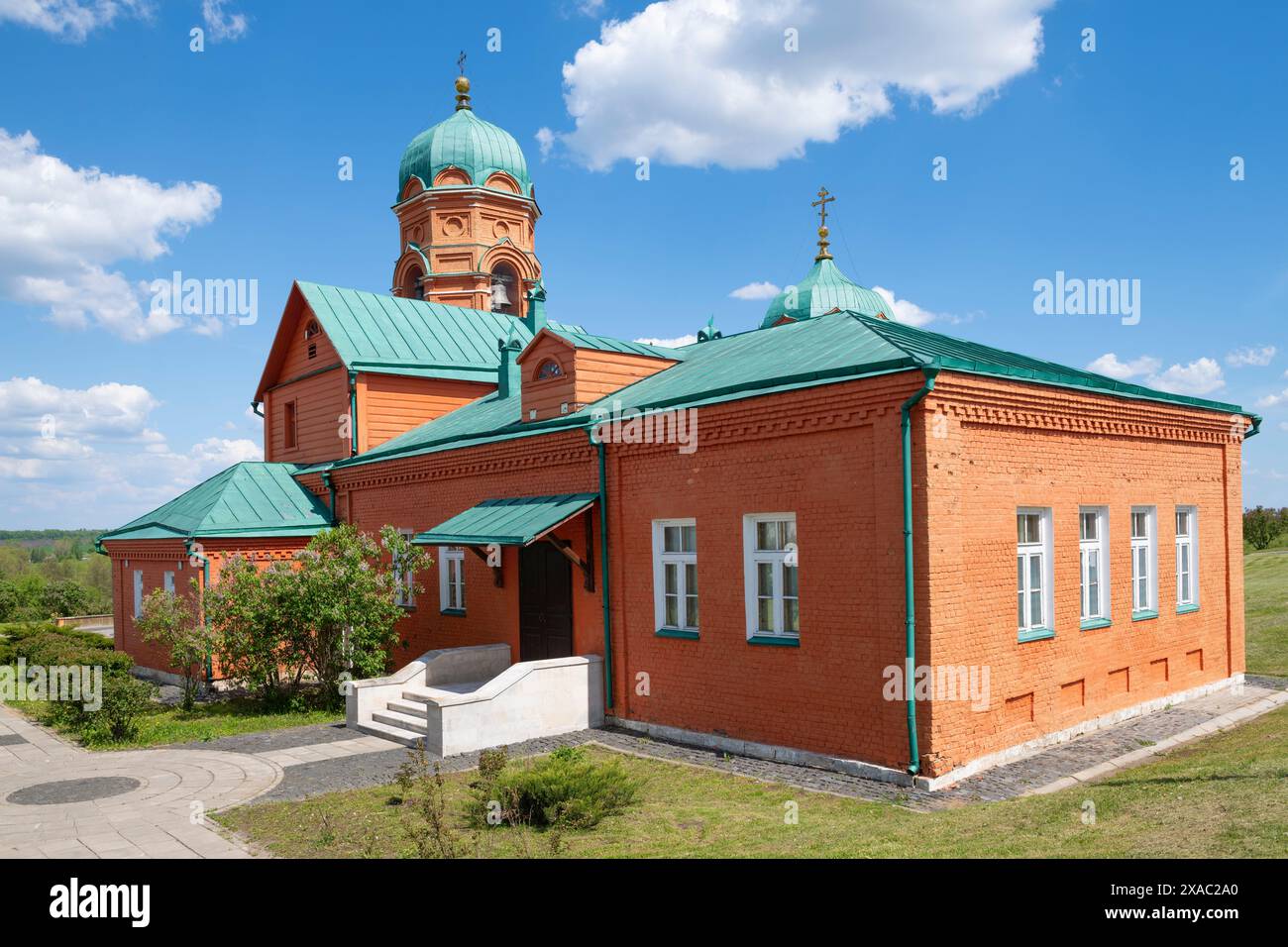 MONASTYRSHINO, RUSSLAND - 21. MAI 2024: Bau des Museums der Schlacht von Kulikowo im Dorf Monastyrschino an einem sonnigen Maitag. Tula r Stockfoto