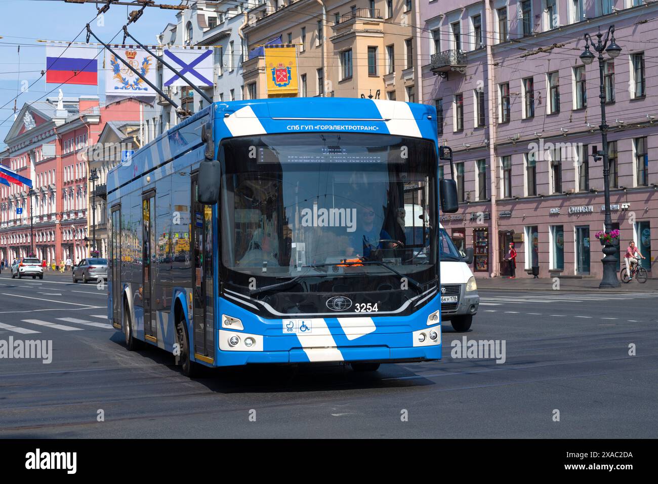 SANKT PETERSBURG, RUSSLAND - 02. JUNI 2024: Trolleybus PKTS-6281,00 „Admiral“ auf Newski-Prospekt an einem Junitag. Vorderansicht Stockfoto