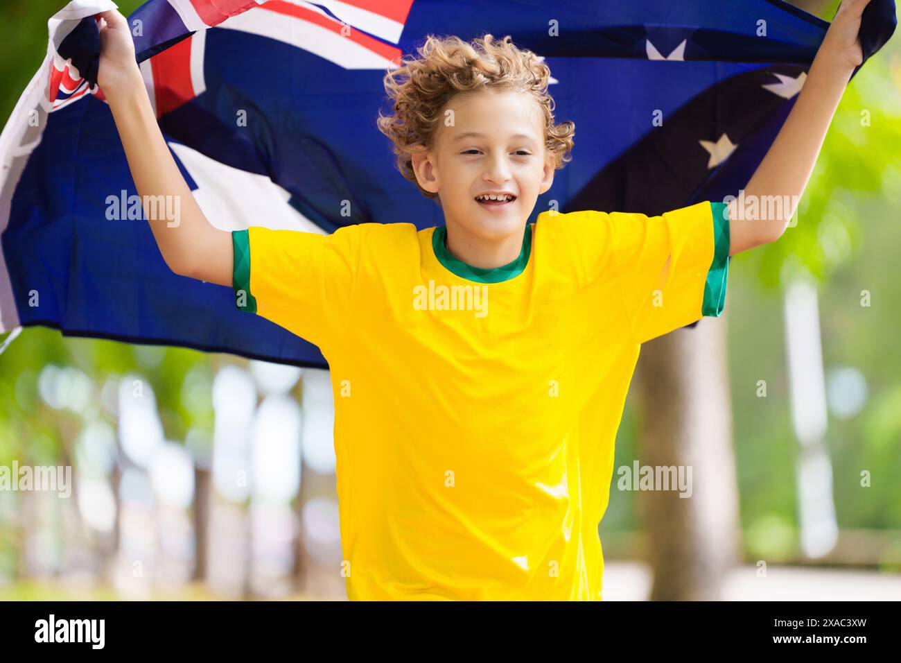 Australische Teamfans mit Flagge. Australisches Unterstützerkind. Ein Kind jubelt auf den Sieg des australischen Football- oder Cricketteams an. Happy Little Boy Nationalflagge Stockfoto