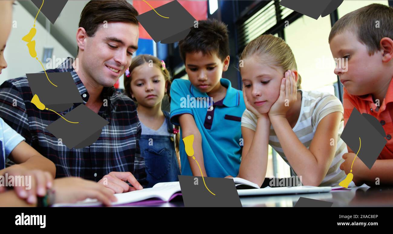 Bild der Graduierungsmütze, die über kaukasische männliche Lehrer fallen, die Schüler in der Schule unterrichten Stockfoto