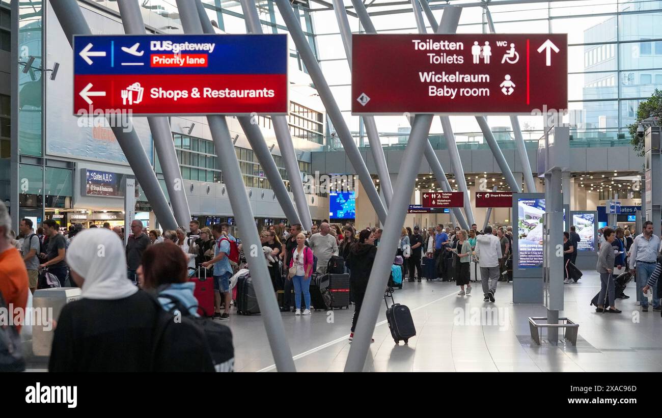 Flughafen Düsseldorf, Nordrhein-Westfalen, Deutschland, Menschenmenge, Passagiere, Schilder, Abflug, Toiletten, Wickelraum, Geschäfte & Restaurants, DUSgateway, Priority Lane, Sommerurlaub, FTI, TUI, DERTOUR, Reisebüro, Pauschalreisen, Ferien, Reiseveranstalter, Urlaubsbuchung, Check-in, Sicherheitskontrolle, Reiseverkehr, Flughafenumgebung, Tourismus, Reiseplanung, Mobilität, internationale Flüge, Flughafensicherheit, Reisevorbereitung, Abflugbereich, Familienurlaub, Touristen, Warteschlangen, Reisefieber. *** Flughafen Düsseldorf, Nordrhein-Westfalen, Deutschland, Crowd, Passagiere, Wegweiser, Abfahrt Stockfoto