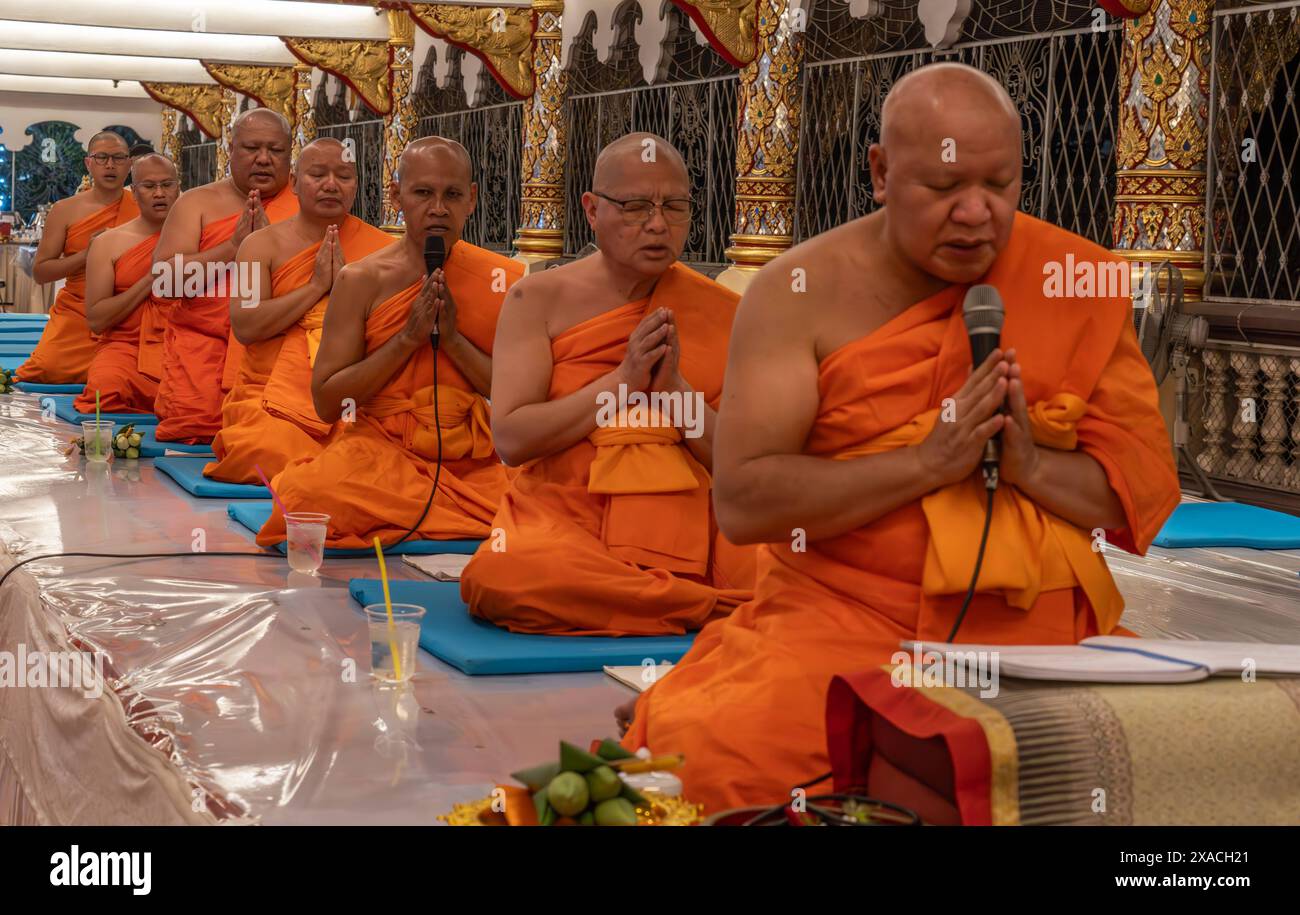 Buddhistische Mönche feiern das Magha Puja Vollmondfest im Tempel Wat Suan Dok Lanna, Chiang Mai, Thailand, Südostasien, Asien Copyright: J Stockfoto