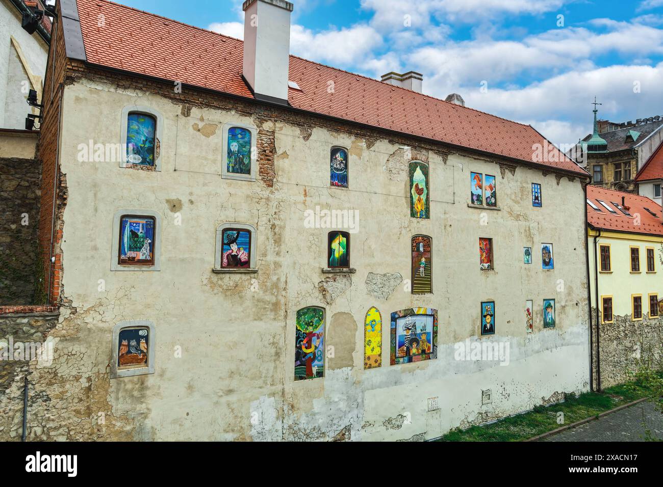 Lebendige Graffiti an den Fenstern und Wänden eines alten Hauses mit Dachziegeln, Bratislava, Slowakei, Europa Copyright: Bestravelvideo 1278-386 Stockfoto