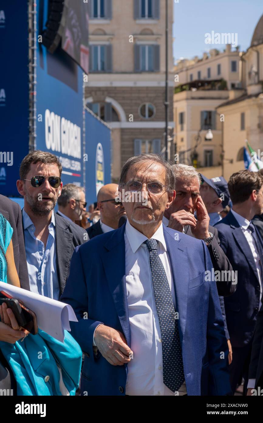 Italienische Tagespolitik 2024 - der Präsident des italienischen Senats Ignazio Maria Benito La Russa nimmt an einem politischen Treffen Teil, das Giorgia Meloni, italienische Premierministerin und Vorsitzende der politischen Partei Fratelli d'Italia - Brüder Italiens, für den letzten Wahlkampf des Europäischen Parlaments 2024 auf der Piazza del Popolo, Rom, Italien, Europa, Europäische Union, EU Stockfoto