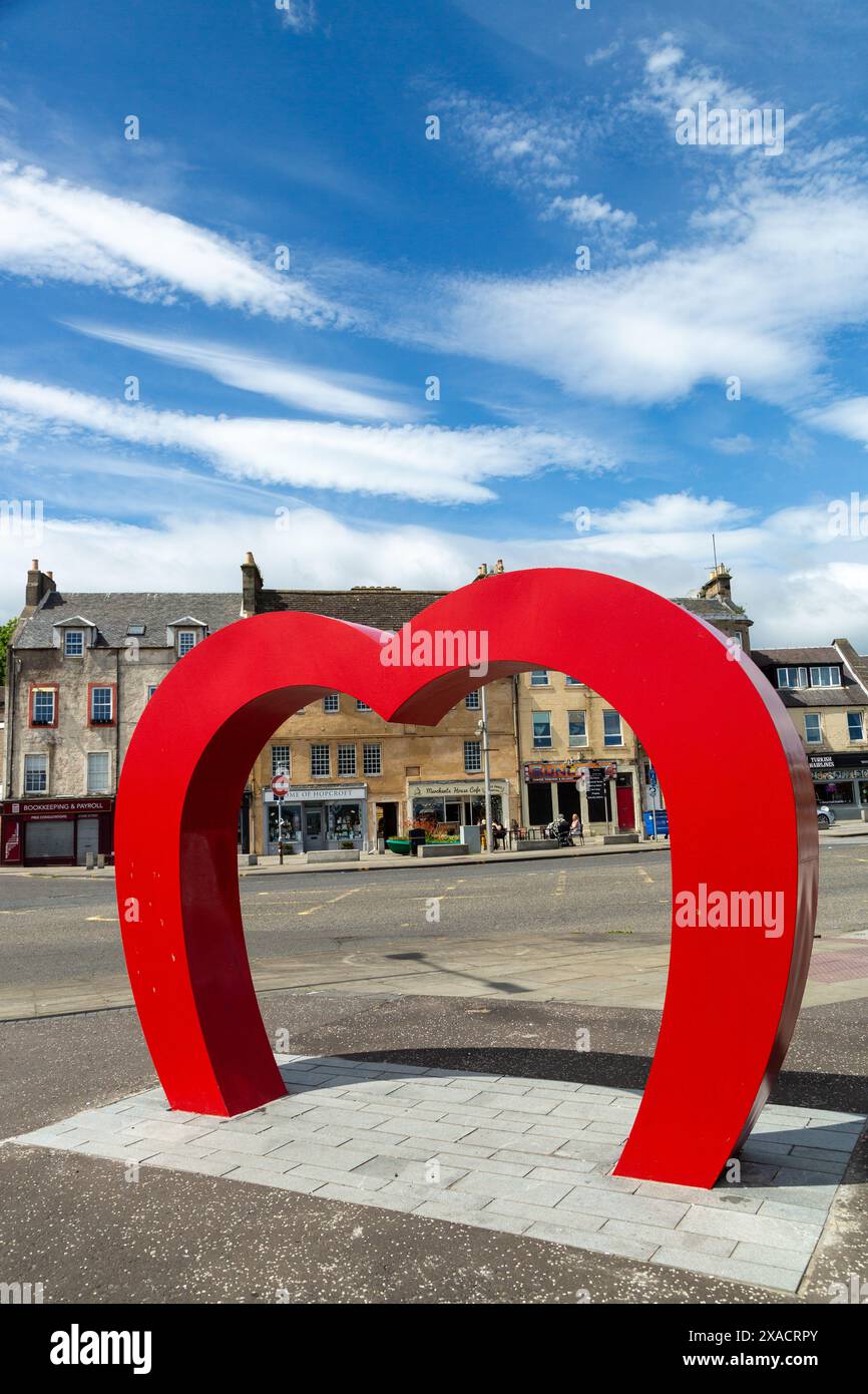 Große herzförmige Skulptur an der Promenade in Kirkcaldy, Fife, Schottland Stockfoto