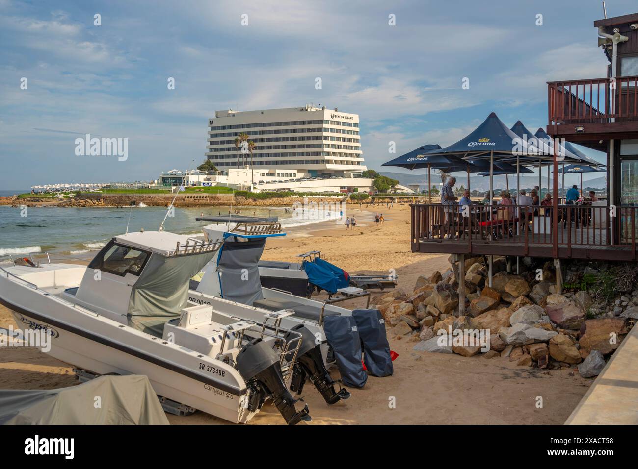 Blick auf Hotel und Strandbar am Central Beach in Plettenberg Bay, Plettenberg, Garden Route, Western Cape Province, Südafrika, Afrika Copyright: Fra Stockfoto