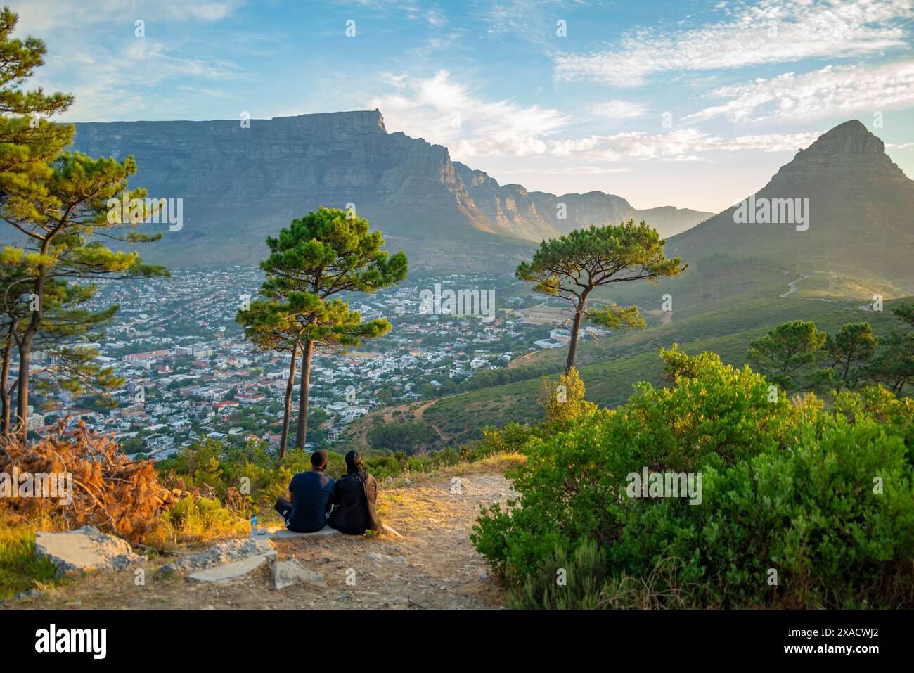 Blick auf Paare und Tafelberg vom Signal Hill bei Sonnenuntergang, Kapstadt, Westkap, Südafrika, Afrika Copyright: FrankxFell 844-33841 Stockfoto