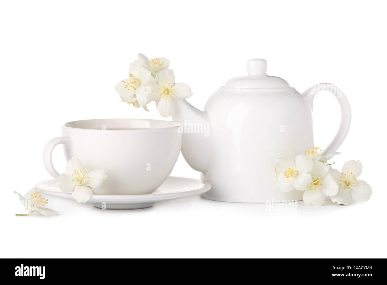 Aromatischer Kräutertee mit Jasminblüten isoliert auf weiß Stockfoto