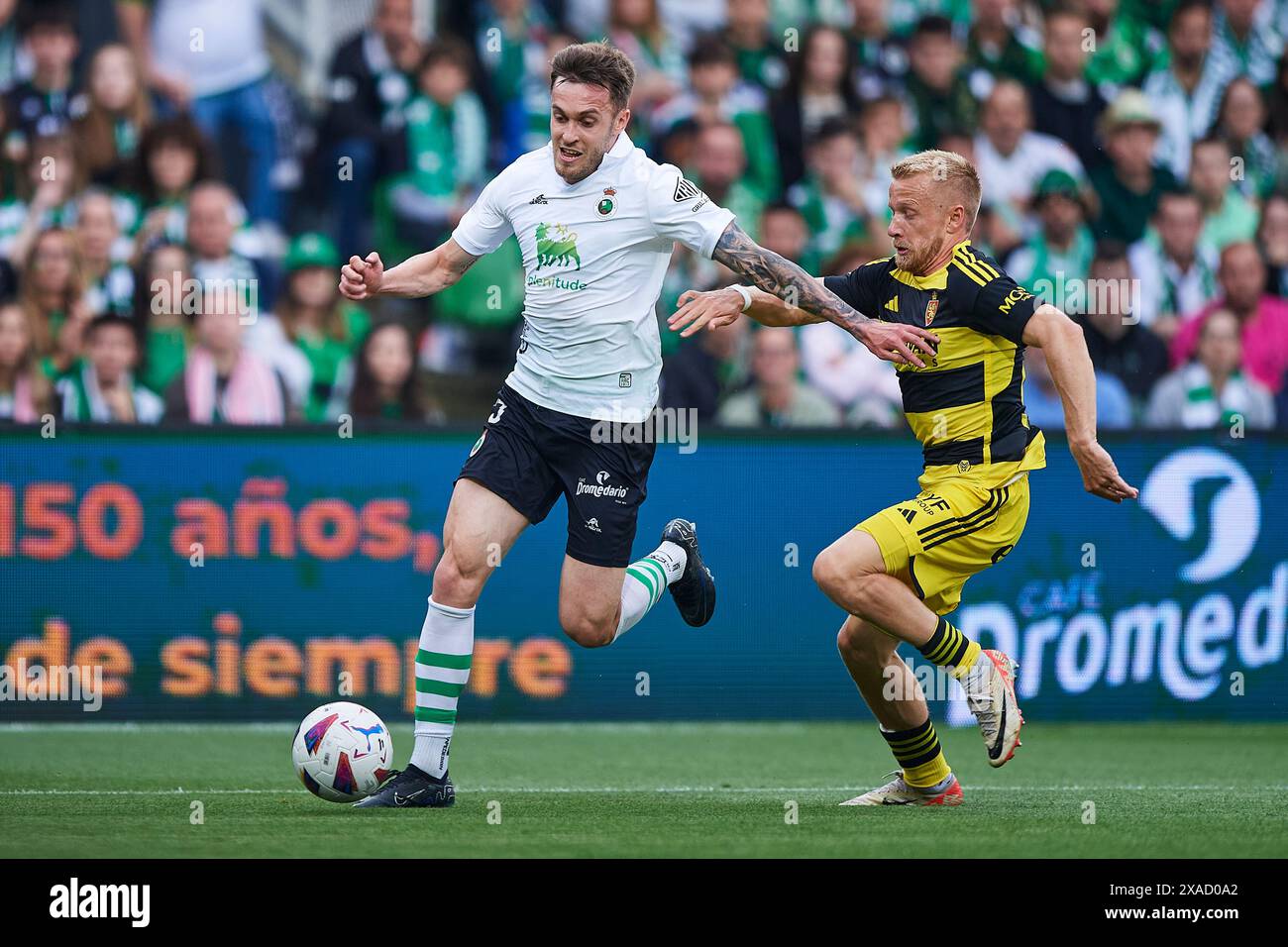 Daniel Fernandez vom Real Racing Club tritt beim LaLiga Hypermotion-Spiel zwischen Real RAC gegen Quentin Lecoeuche von Real Zaragossa um den Ball an Stockfoto