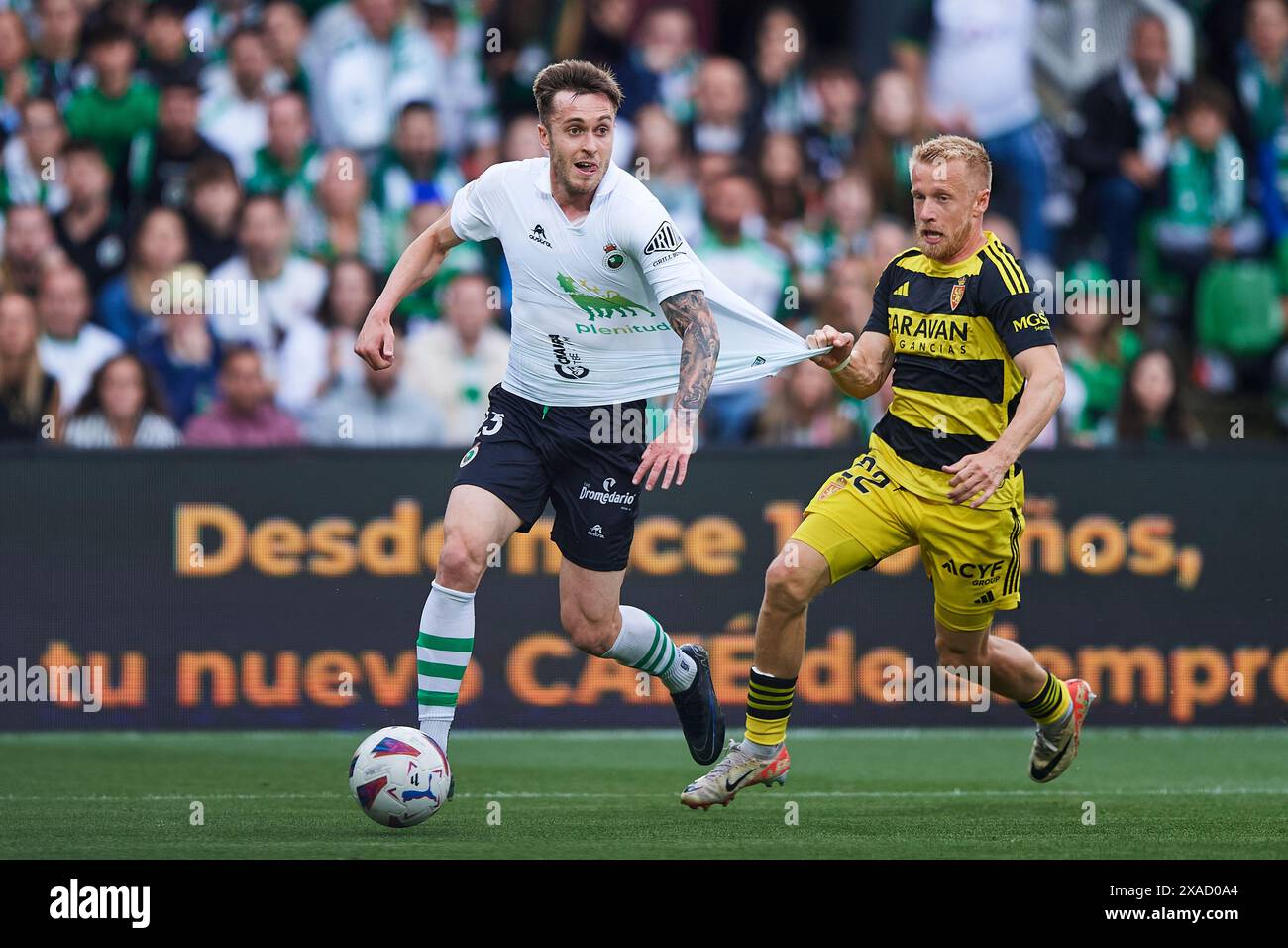 Daniel Fernandez vom Real Racing Club tritt beim LaLiga Hypermotion-Spiel zwischen Real RAC gegen Quentin Lecoeuche von Real Zaragossa um den Ball an Stockfoto