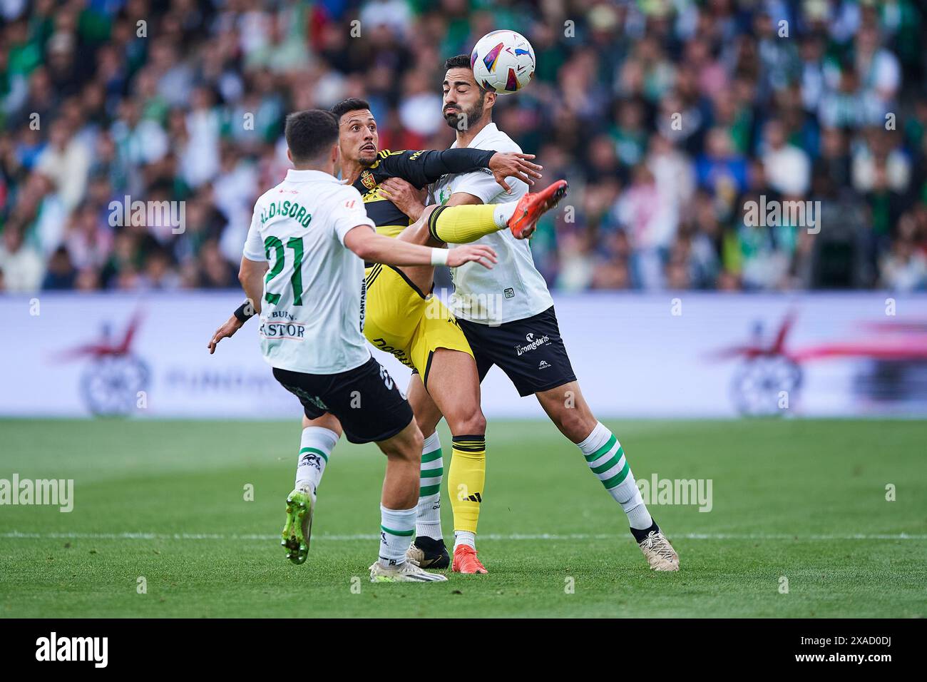 Maikel Mesa von Real Zaragossa konkurriert um den Ball mit Aritz Aldasoro und Ruben Alves vom Real Racing Club während des LaLiga Hypermotion Matches dazwischen Stockfoto