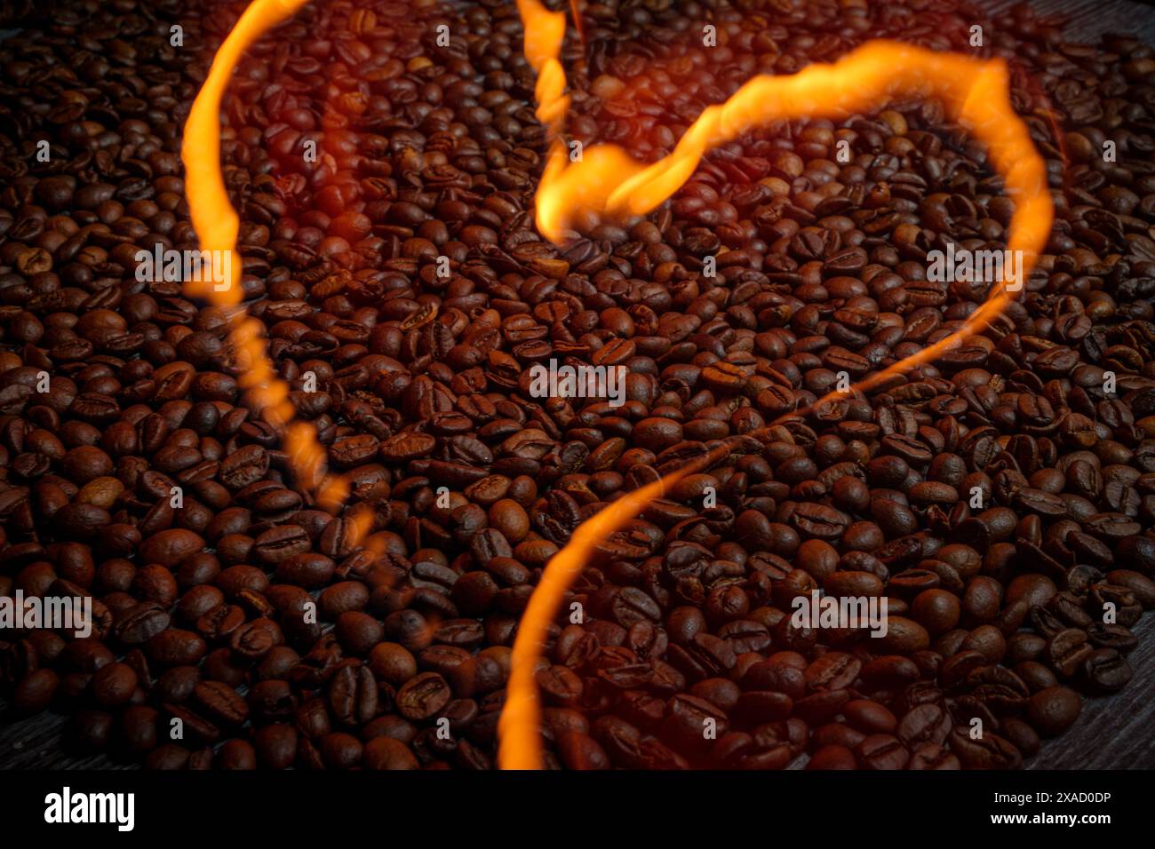 Feuriges Herz über Kaffeebohnen. Hochwertige Fotos Stockfoto