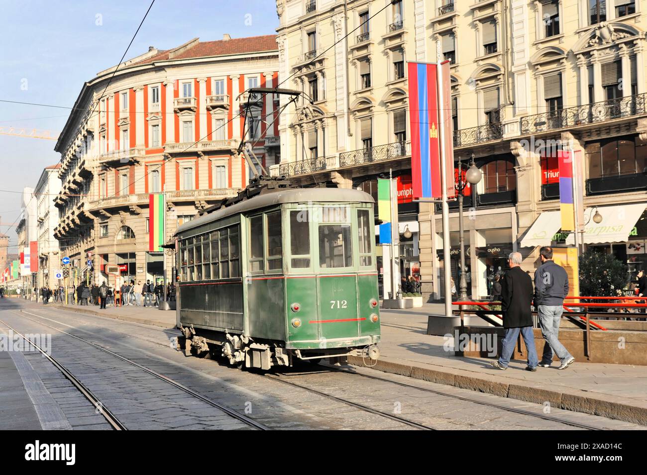 Mailand, Lombardei, Italien, Europa, die alte grüne Straßenbahn fährt durch das Stadtzentrum, vorbei an historischen Gebäuden Stockfoto