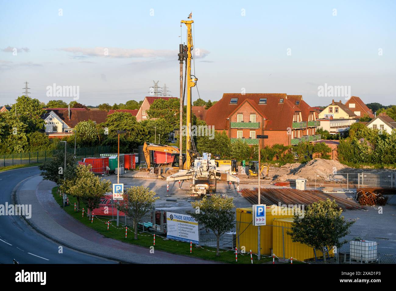 Norddeich, Deutschland. Juni 2024. Die Baustelle in Norden-Norddeich, wo ein Neubau für das Küstenforschungszentrum errichtet werden soll. Ab 2025 wird die staatliche Forschungseinrichtung Hauptmieter des Mehrzweckgebäudes sein, das die Nord-Friesische Reederei derzeit auf einem ehemaligen Parkplatz direkt hinter dem Deich errichtet. Quelle: Lennart Stock/dpa/Alamy Live News Stockfoto