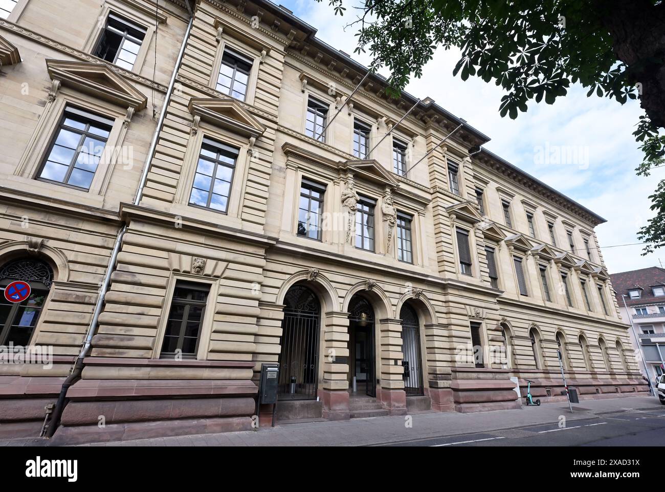 Karlsruhe, Deutschland. Juni 2024. Außenaufnahme des Amtsgerichts Karlsruhe. Ein Geldüberfall-Prozess begann vor Gericht. Die drei Angeklagten sollen am 11. November 2023 einen Geldautomaten in Wiernsheim (Enzkreis) in die Luft gesprengt haben. Als sie während der Fahndung in ihrem Auto entdeckt wurden, flohen sie, rammten einen Streifenwagen und fuhren dann als Falschfahrer auf die Autobahn. Dort kollidierten sie mit einem Van, dessen 45-jähriger Beifahrer zehn Tage später an seinen Verletzungen starb. Quelle: Uli Deck/dpa/Alamy Live News Stockfoto