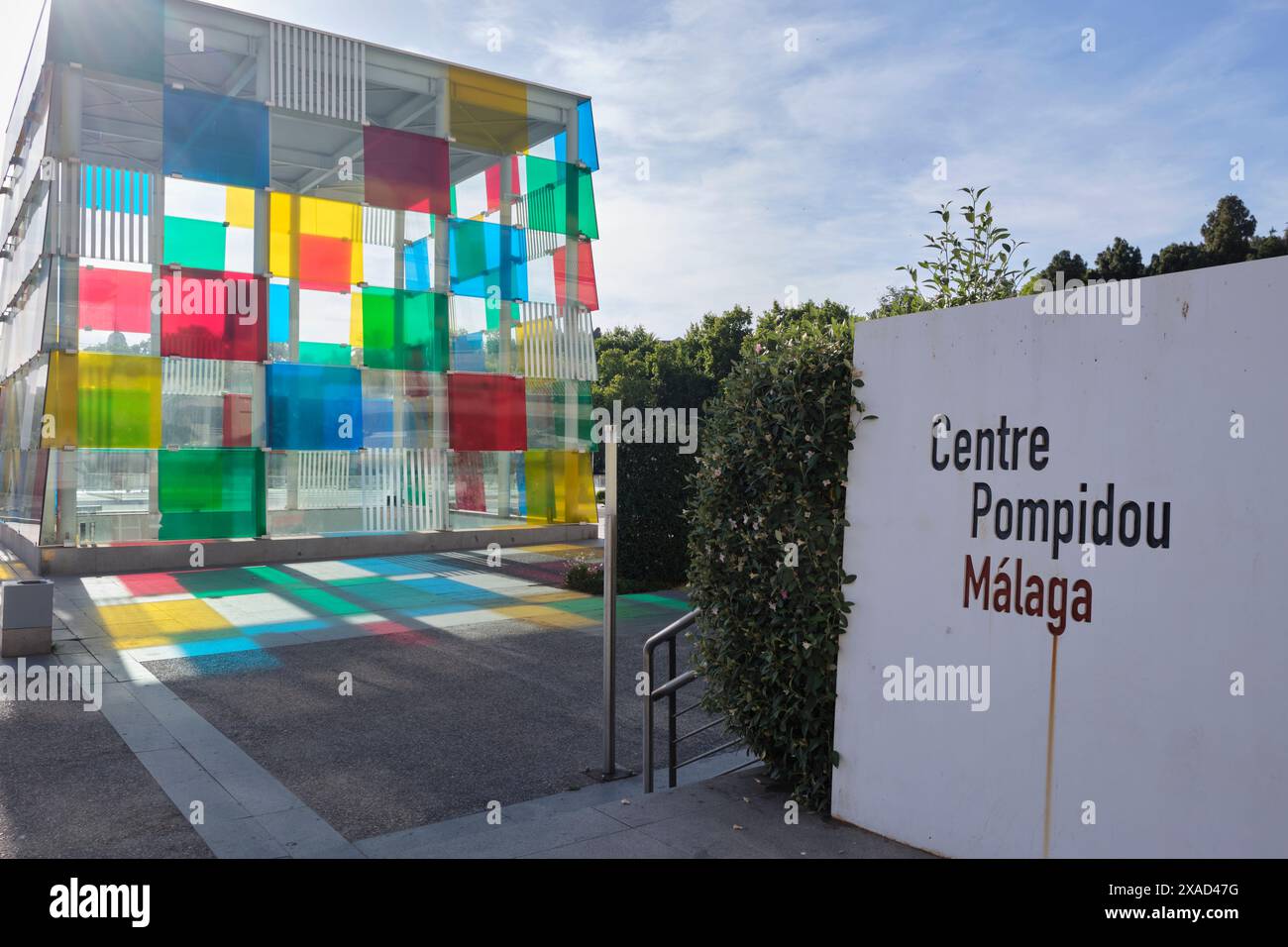 Zentrum von Malaga Pompidou. Ein bunter Würfel aus Glas und Stahl, auch El cubo genannt. Stockfoto