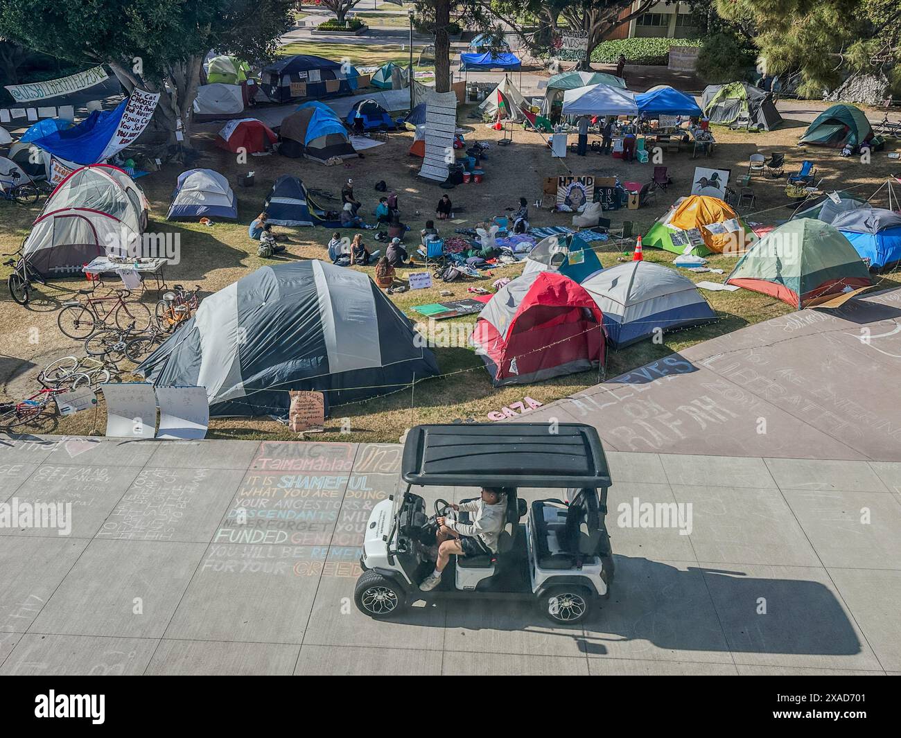 Santa Barbara, Kalifornien, USA, 4. Juni 2024. Am 3. Juni 2024 wurde ein pro-palästinensisches Lager auf dem UCSB-Campus aufgenommen, nachdem die Stürmer der UAW den Tag beendet hatten. Weniger als 20 Personen nahmen an der Abendveranstaltung Teil und danach waren nur noch wenige Personen im Lager, doch die Anzahl der Zelte ist gestiegen. (Kreditbild: © Amy Katz/ZUMA Press Wire) NUR REDAKTIONELLE VERWENDUNG! Nicht für kommerzielle ZWECKE! Stockfoto