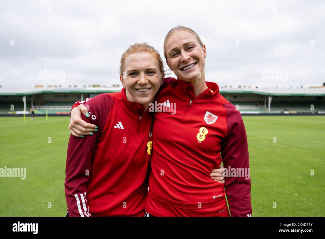 POSEN, POLEN - 03. JUNI 2024: Wales' Ceri Holland und Wales' Rhiannon Roberts während eines Trainings im Stadion Miejski W Grodzisku in Polen auf t Stockfoto