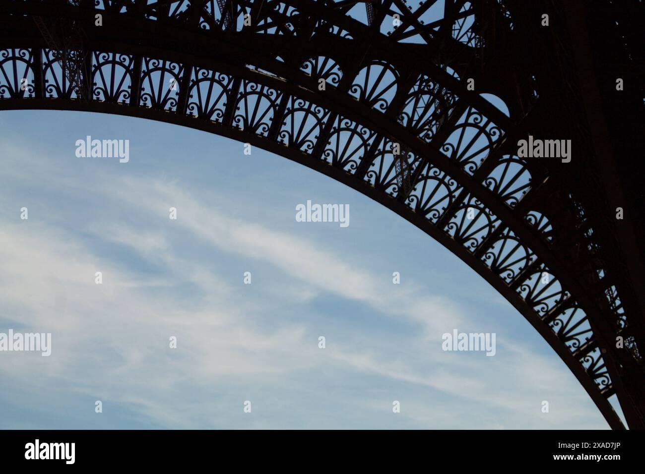 Detail der Eiffelturm Silhouette am Himmel Hintergrund Stockfoto
