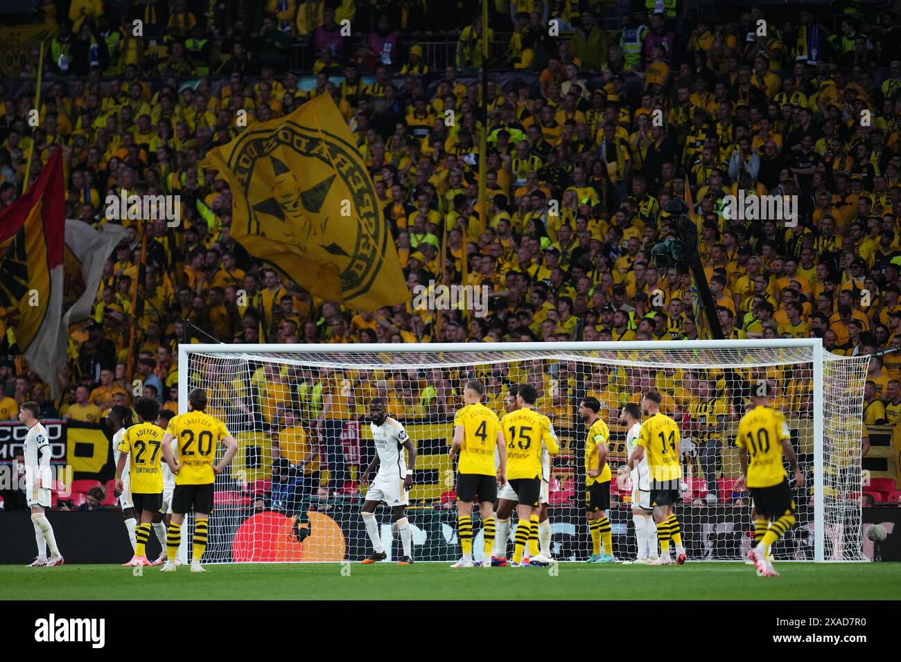 London, Großbritannien. Juni 2024. Antonio Rudiger von Real Madrid und die Fans von Borussia Dortmund spielten am 1. Juni 2024 im Wembley Stadium in London, England, während des UEFA Champions League-Endspiels zwischen Borussia Dortmund und Real Madrid. (Foto: Bagu Blanco/PRESSINPHOTO) Credit: PRESSINPHOTO SPORTS AGENCY/Alamy Live News Stockfoto