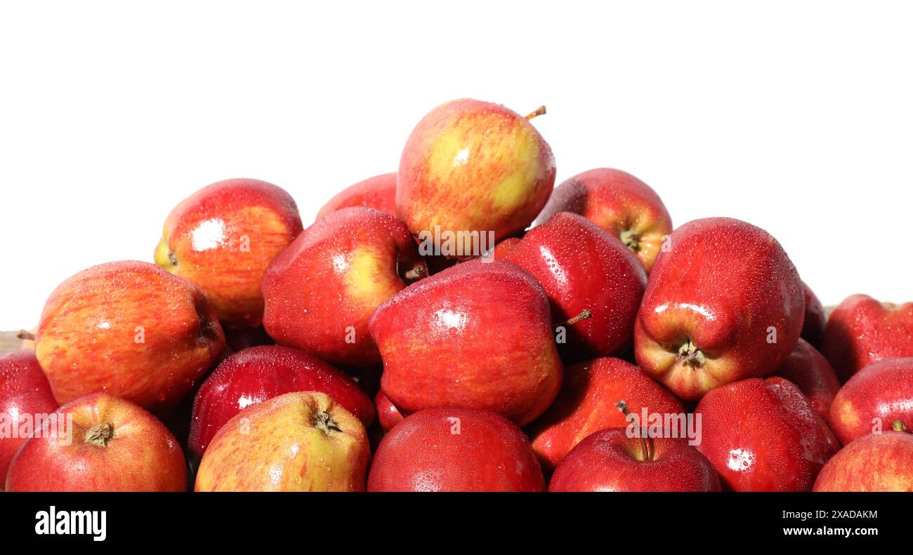 Haufen frischer Äpfel mit Wassertropfen isoliert auf weiß Stockfoto