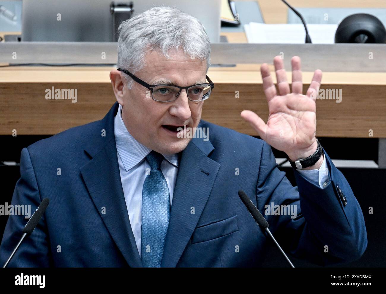 Berlin, Deutschland. Juni 2024. Torsten Schneider (SPD) spricht in der aktuellen Stunde zum Thema "Budgetchaos und kein Ende: Krisenszenarien müssen endlich auf den Tisch gelegt werden" im Plenum des Berliner Repräsentantenhauses. Quelle: Britta Pedersen/dpa/Alamy Live News Stockfoto