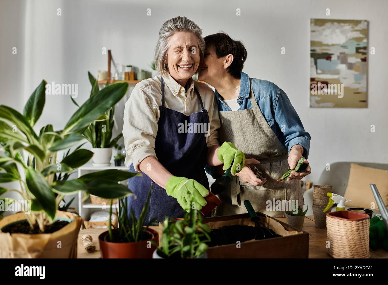 Zwei ältere Frauen arbeiten gerne zu Hause zusammen. Stockfoto